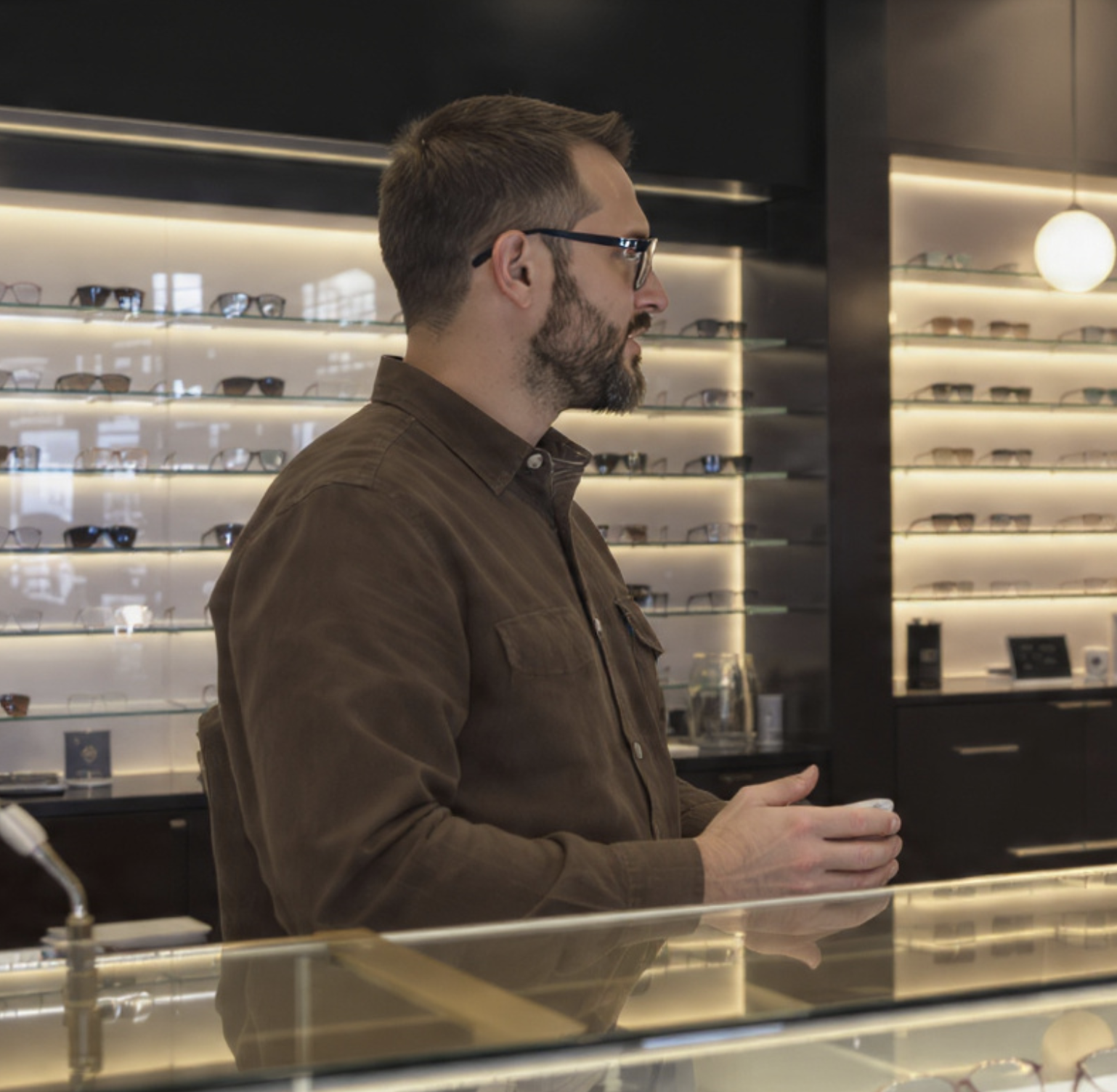 Le fondateur d'OptiqueNote dans une boutique d'optique